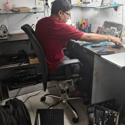 hp-laptop-repair-work-technician-693x1024